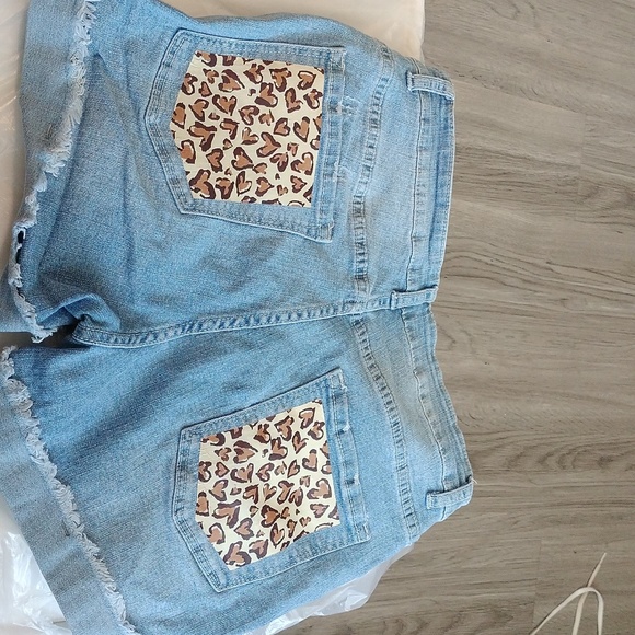 Shorts - Picture 3 of 3